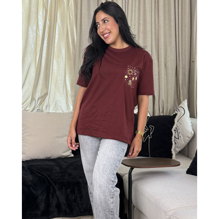 T-shirt à col rond imprimé avec broderie en poche