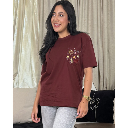 T-shirt à col rond imprimé avec broderie en poche