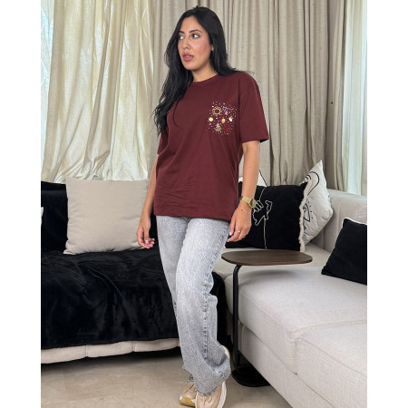 T-shirt à col rond imprimé avec broderie en poche
