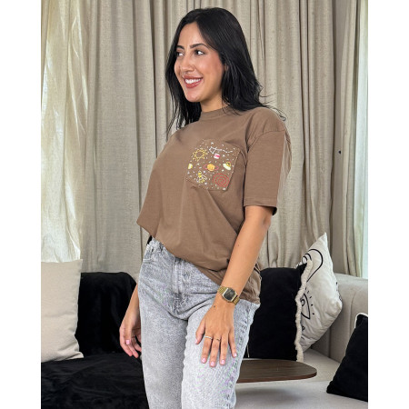 T-shirt à col rond imprimé avec broderie en poche