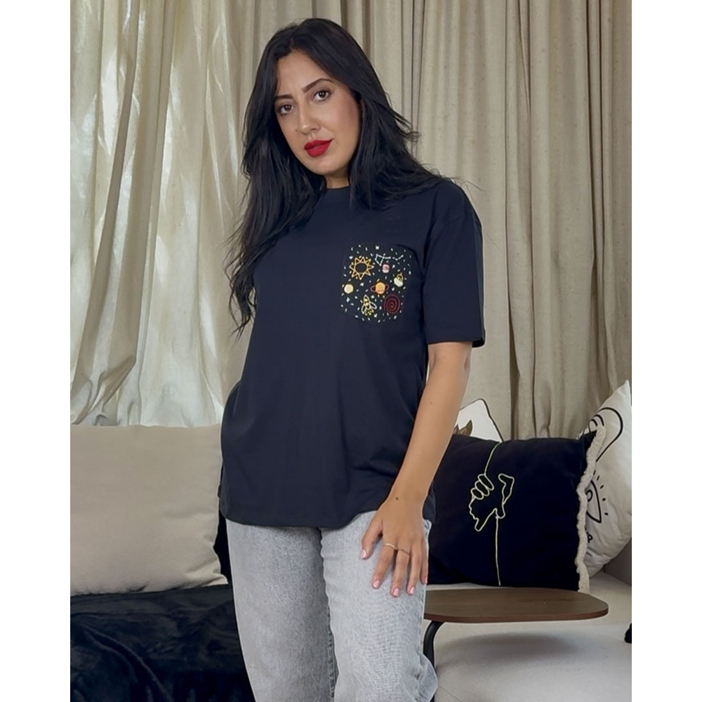 T-shirt à col rond imprimé avec broderie en poche