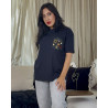 T-shirt à col rond imprimé avec broderie en poche