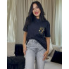 T-shirt à col rond imprimé avec broderie en poche