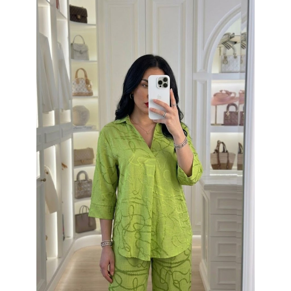 Ensemble motifs abstraits col v avec un léger pli central et pantalon large
