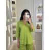 Ensemble motifs abstraits col v avec un léger pli central et pantalon large