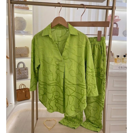 Ensemble motifs abstraits col v avec un léger pli central et pantalon large