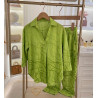 Ensemble motifs abstraits col v avec un léger pli central et pantalon large