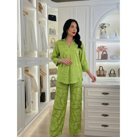 Ensemble motifs abstraits col v avec un léger pli central et pantalon large