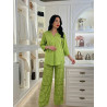 Ensemble motifs abstraits col v avec un léger pli central et pantalon large