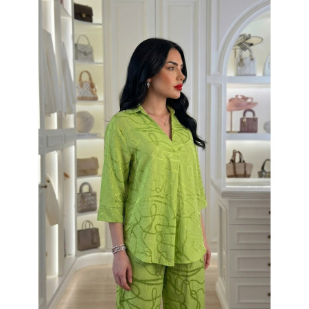Ensemble motifs abstraits col v avec un léger pli central et pantalon large