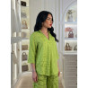 Ensemble motifs abstraits col v avec un léger pli central et pantalon large