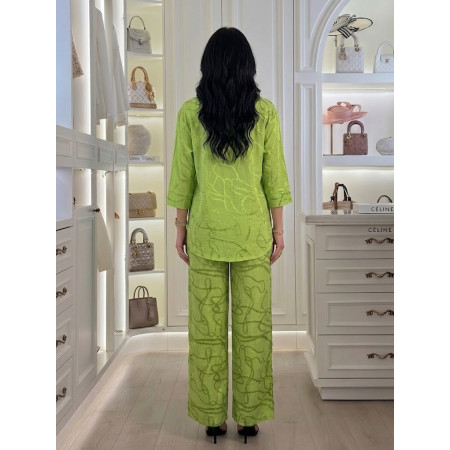 Ensemble motifs abstraits col v avec un léger pli central et pantalon large