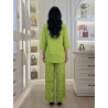 Ensemble motifs abstraits col v avec un léger pli central et pantalon large