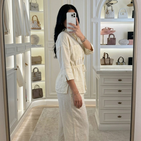 Ensemble en lin chemise avec manches 3/4 et poches à rabat sur la poitrine et une fermeture à boutons et pantalon large