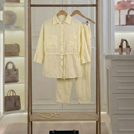 Ensemble en lin chemise avec manches 3/4 et poches à rabat sur la poitrine et une fermeture à boutons et pantalon large