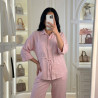 Ensemble en lin chemise avec manches 3/4 et poches à rabat sur la poitrine et une fermeture à boutons et pantalon large