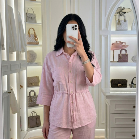 Ensemble en lin chemise avec manches 3/4 et poches à rabat sur la poitrine et une fermeture à boutons et pantalon large