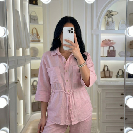 Ensemble en lin chemise avec manches 3/4 et poches à rabat sur la poitrine et une fermeture à boutons et pantalon large