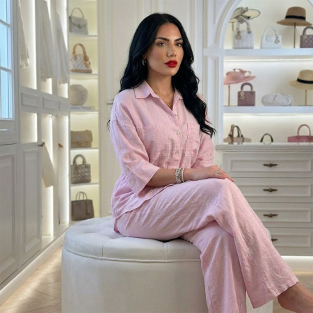 Ensemble en lin chemise avec manches 3/4 et poches à rabat sur la poitrine et une fermeture à boutons et pantalon large