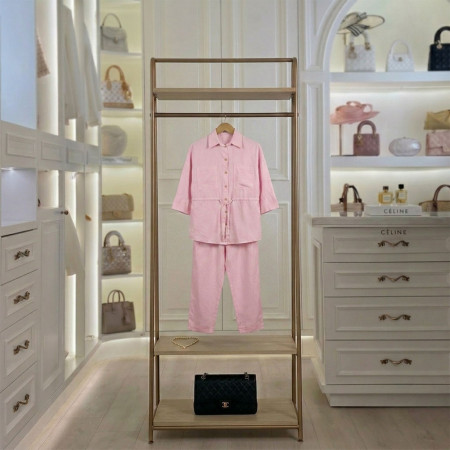 Ensemble en lin chemise avec manches 3/4 et poches à rabat sur la poitrine et une fermeture à boutons et pantalon large