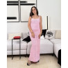 Robe longue en maille crochet , à fines bretelles,ornée de motifs ajourés horizontaux et d’une fente latérale à l’arrière.