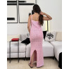 Robe longue en maille crochet , à fines bretelles,ornée de motifs ajourés horizontaux et d’une fente latérale à l’arrière.