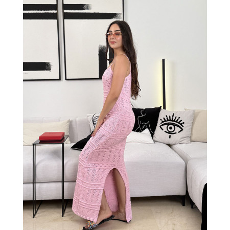 Robe longue en maille crochet , à fines bretelles,ornée de motifs ajourés horizontaux et d’une fente latérale à l’arrière.