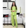 Ensemble motifs abstraits col v avec un léger pli central et pantalon large
