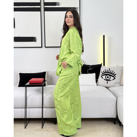Ensemble motifs abstraits col v avec un léger pli central et pantalon large