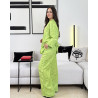 Ensemble motifs abstraits col v avec un léger pli central et pantalon large