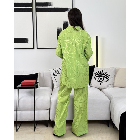 Ensemble motifs abstraits col v avec un léger pli central et pantalon large