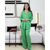 Ensemble motifs abstraits col v avec un léger pli central et pantalon large