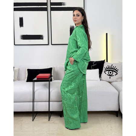 Ensemble motifs abstraits col v avec un léger pli central et pantalon large