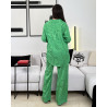 Ensemble motifs abstraits col v avec un léger pli central et pantalon large