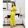 Ensemble en satin fluide chemise col classique à boutons et pantalon large et droit