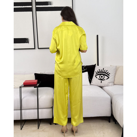 Ensemble en satin fluide chemise col classique à boutons et pantalon large et droit
