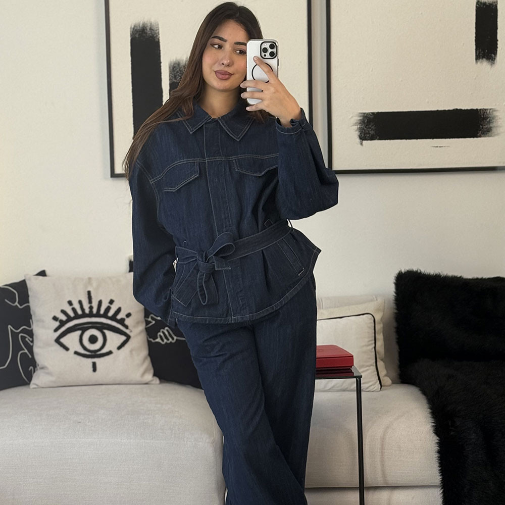 ensemble en jeans oversize avec ceinture col large avec deux poches à rabat