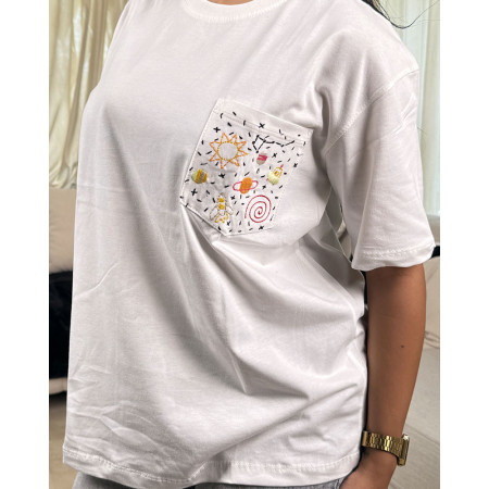 T-shirt à col rond imprimé avec broderie en poche