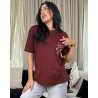 T-shirt à col rond imprimé avec broderie en poche