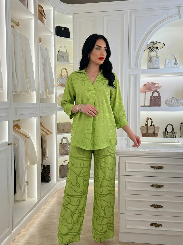 Ensemble motifs abstraits col v avec un léger pli central et pantalon large