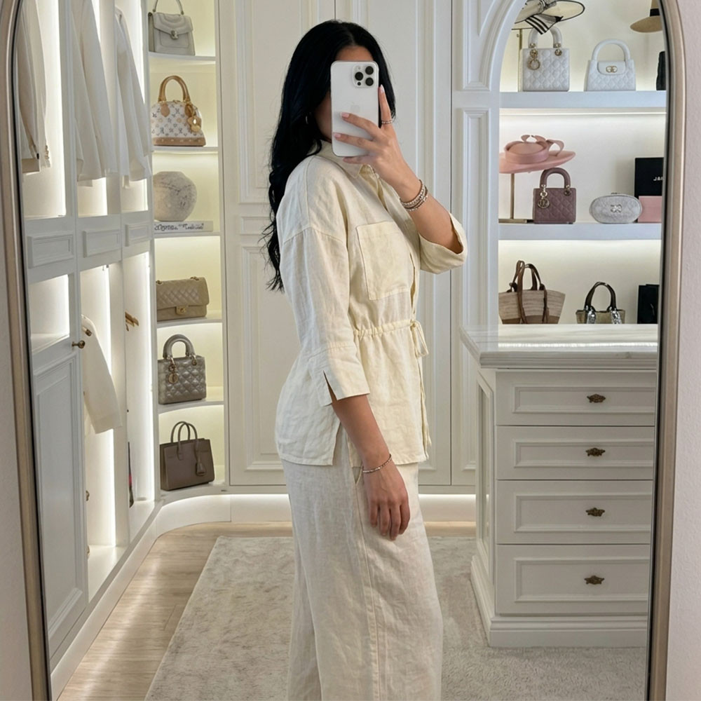Ensemble en lin chemise avec manches 3/4 et poches à rabat sur la poitrine et une fermeture à boutons et pantalon large