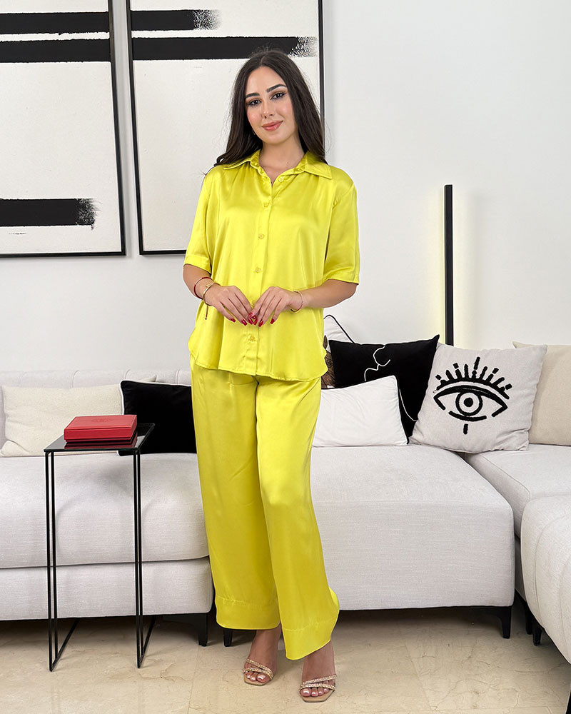 Ensemble en satin fluide chemise col classique à boutons et pantalon large et droit